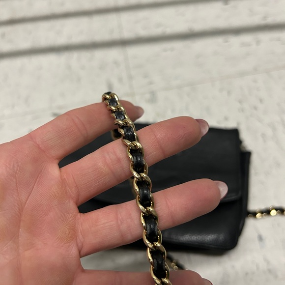 Preloved CHANEL wallet on chain. Early 2000’s. Black caviar leather. - Picture 5 of 5